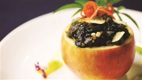 「情人的眼淚」又稱雨來菇，正式名稱為陸生藍綠藻（農委會提供）