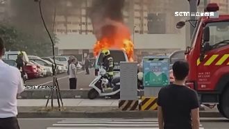 停車場竄火舌　廂型車熄火待修突燒毀