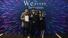 台師大光電智慧物聯網技術應用  獲國家新創獎台灣師範大學光電工程研究所教授謝振傑（中）指導的團隊，開發「應用於快檢品質之光電智慧物聯網技術」，3秒就可檢測蘭花是否感染病毒，也可用光譜分析肉品熟成狀態，獲國家新創獎。（台師大提供）中央社記者許秩維傳真  109年12月2日