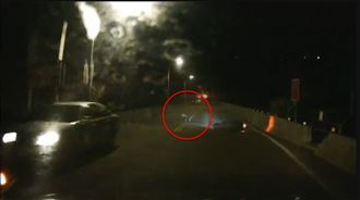 又是酒駕！撞死騎士逃逸又衝民宅裡