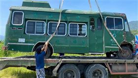 花蓮玉里第一代行動郵車整裝待亮相（1）花蓮玉里鎮民陳國政準備設置「黑熊市集」，偶然間得知友人收藏一輛第一代郵車，說服友人割愛，但老車已破爛不堪，修理費和購車費共花了新台幣120萬元恢復原貌，預計12月25日前公開亮相。（陳國政提供）中央社記者李先鳳傳真  109年12月2日