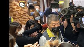 對媒體會後不斷追問健保調漲有那些費率、本週5是否定案？陳時中進電梯前更笑說，「我不是行政院院長，你們不要逼我！」（圖／記者簡浩正攝影）