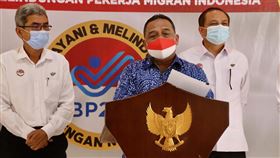 印尼將嚴查仲介造假篩檢台灣因防疫需求將暫停引進印尼籍移工2週，印尼海外移工安置暨保護局局長本尼2日與駐印尼代表處開會後召開記者會。他指出，尊重台灣的決定，印尼將會嚴防仲介造假篩檢結果。中央社記者石秀娟雅加達攝  109年12月2日