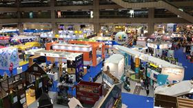 資訊月登場　防疫不放鬆虛實並行資訊月2日起至6日在台北世貿一館登場，現場防疫措施不放鬆，因應疫情也首次舉辦線上展，實體展與線上展同步展開。圖為資訊月現場。中央社記者鍾榮峰攝　109年12月2日