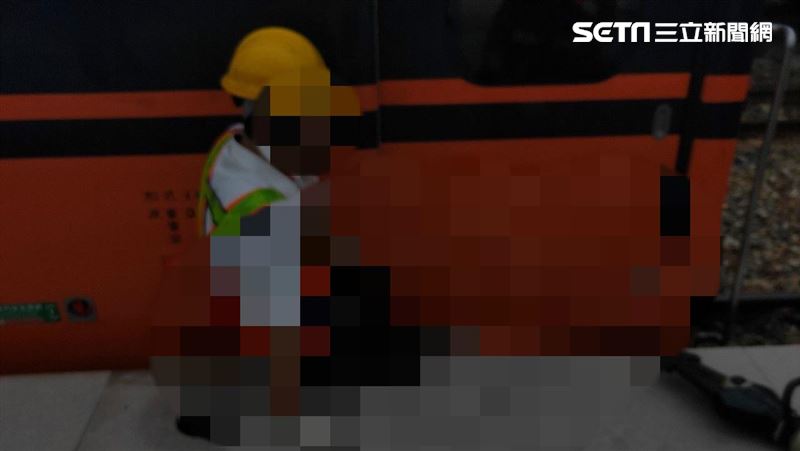 台鐵人員跌落月台　列車進站右腿遭夾