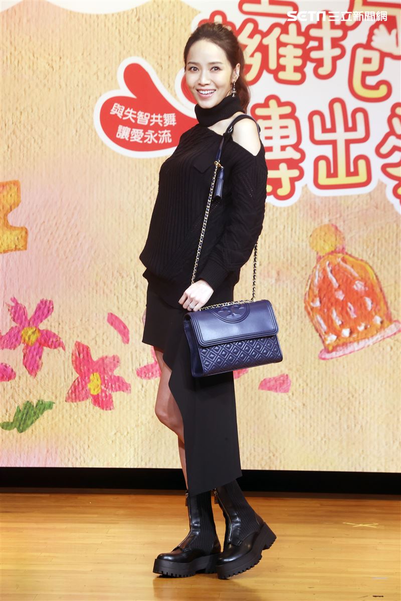 侯佩岑出席中廣義賣活動捐出皮包做公益。（記者邱榮吉/攝影）