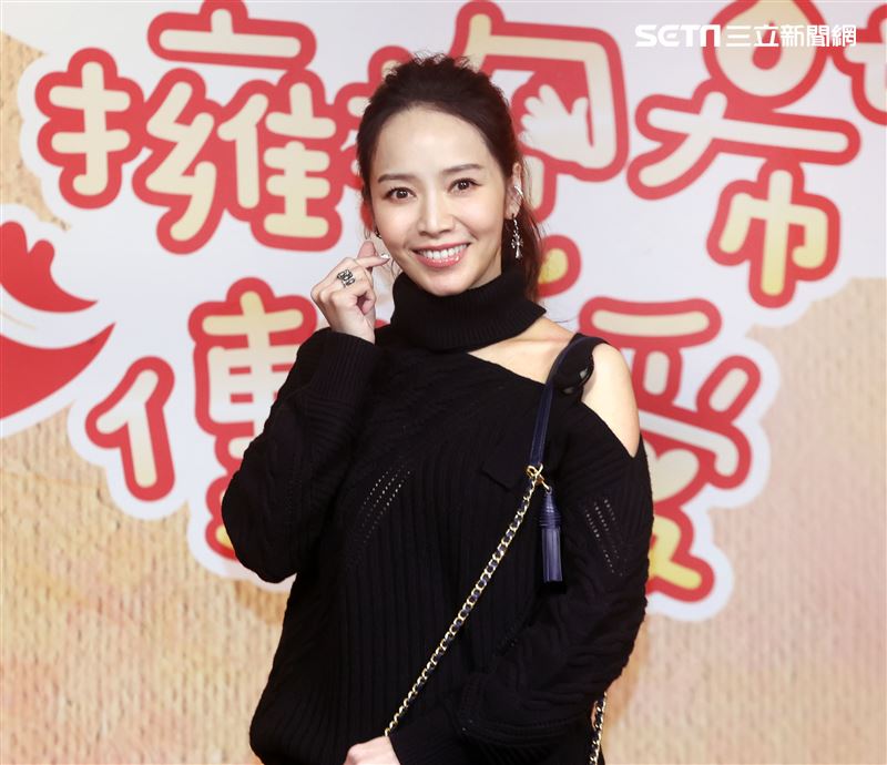 侯佩岑出席中廣義賣活動捐出皮包做公益。（記者邱榮吉/攝影）