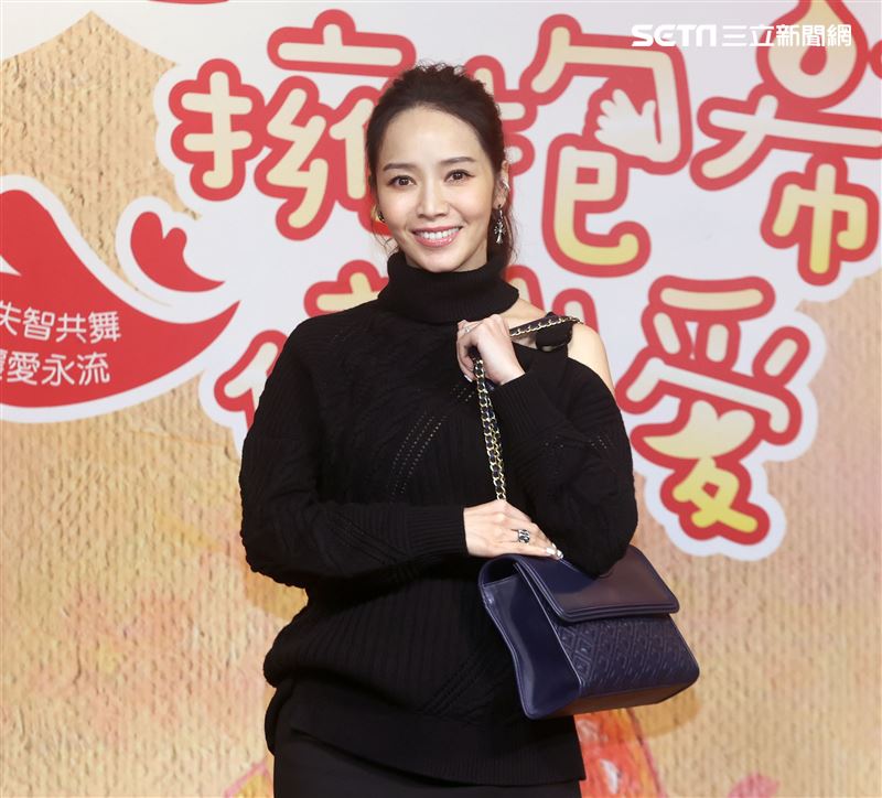 侯佩岑出席中廣義賣活動捐出皮包做公益。（記者邱榮吉/攝影）