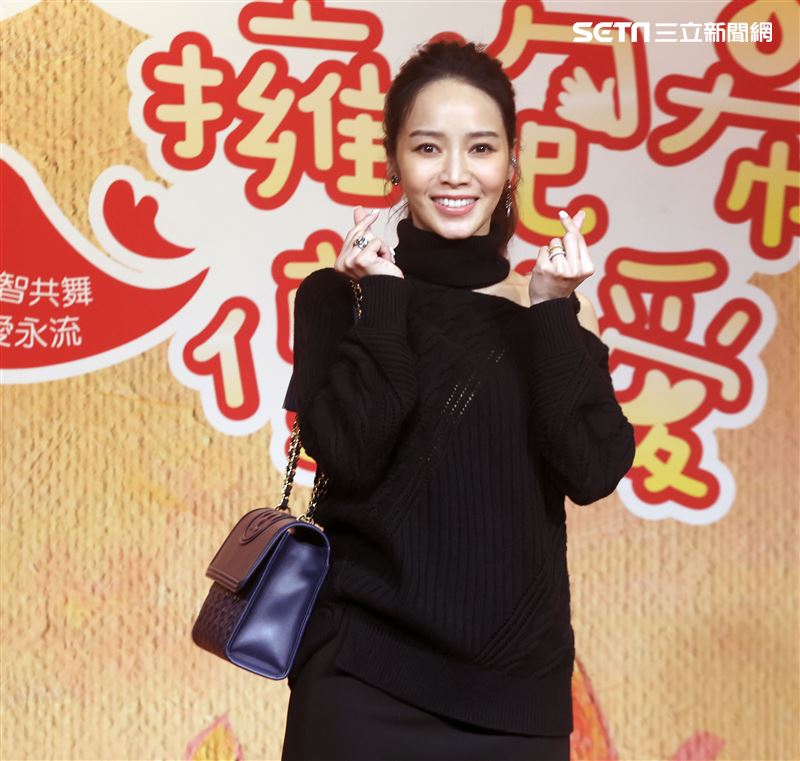 侯佩岑出席中廣義賣活動捐出皮包做公益。（記者邱榮吉/攝影）