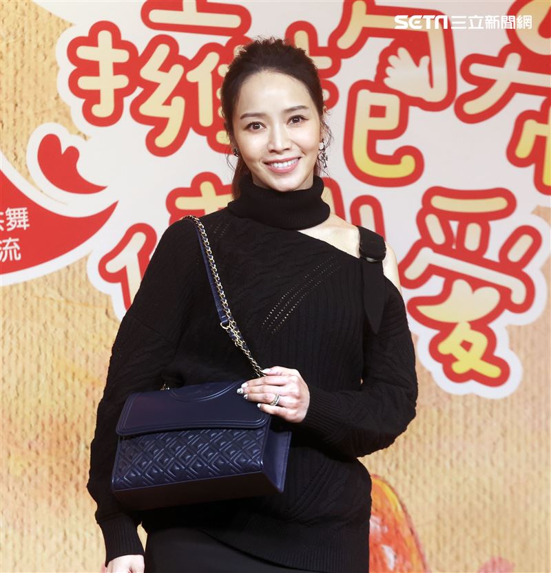 侯佩岑出席中廣義賣活動捐出皮包做公益。（記者邱榮吉/攝影）