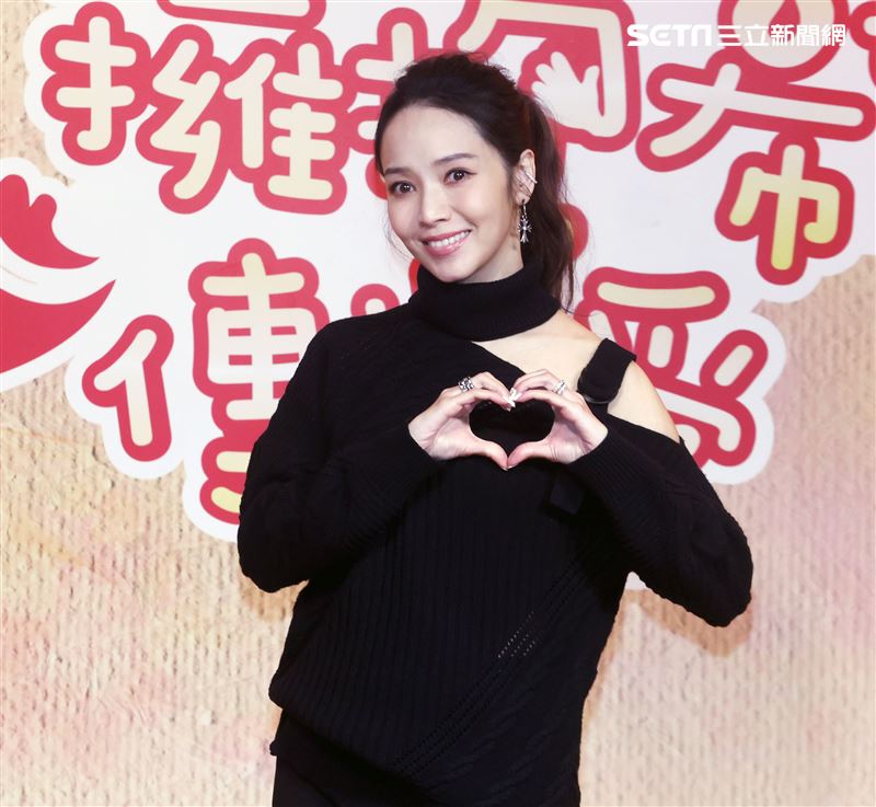 侯佩岑出席中廣義賣活動捐出皮包做公益。（記者邱榮吉/攝影）