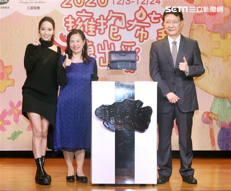 侯佩岑出席中廣義賣活動捐出皮包做公益。（記者邱榮吉/攝影）