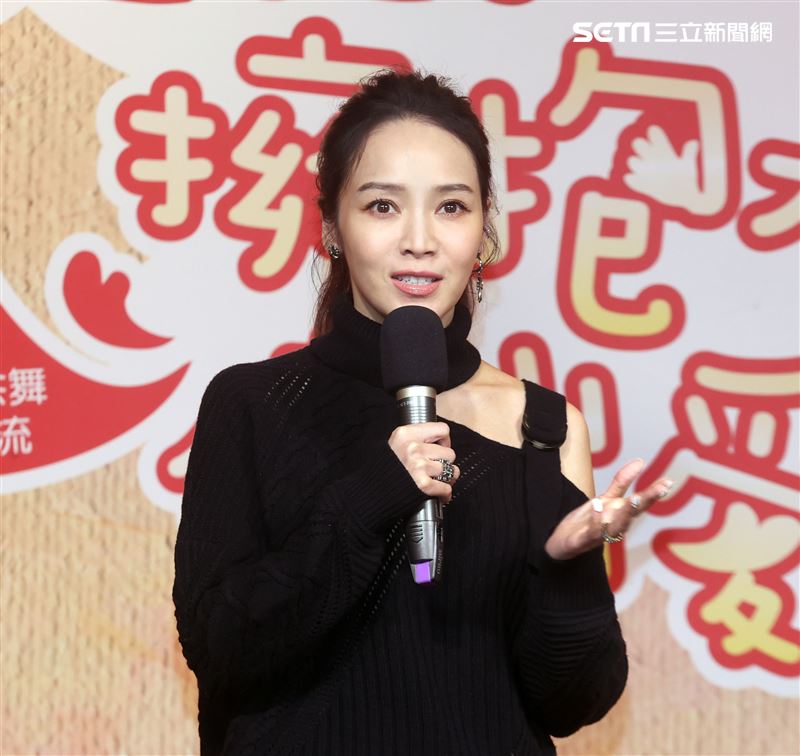 侯佩岑出席中廣義賣活動捐出皮包做公益。（記者邱榮吉/攝影）