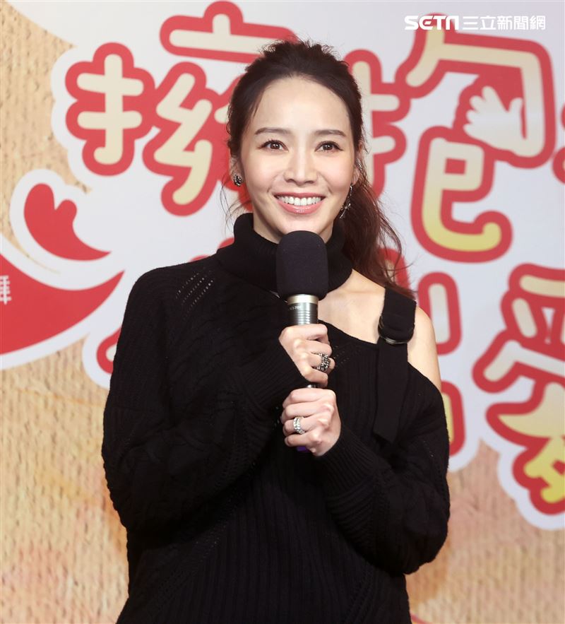 侯佩岑出席中廣義賣活動捐出皮包做公益。（記者邱榮吉/攝影）