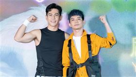 祖雄（左）現身直播主宥凱（右）唱片記者會擔任嘉賓。（圖／馬棋朵提供）