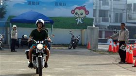 嘉義林管處徵巡山員　碩士、退休警察都來報考嘉義林管處將招考6名森林護管員（巡山員），今年有45人報考，不僅有碩士畢業，還有退休警察、最年長60 歲民眾要參加甄試。圖為術科測驗實地騎乘150CC循環檔機車。（嘉義林管處提供）中央社記者黃國芳傳真　109年12月2日