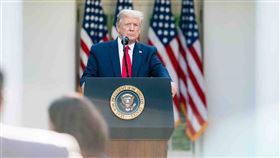 在美國總務署正式展開政權交接後，美國總統川普24日首度公開現身，他對政權交接隻字未談，但讚許美國道瓊指數創下歷史新高攀上3萬點。（圖取自facebook.com/WhiteHouse）