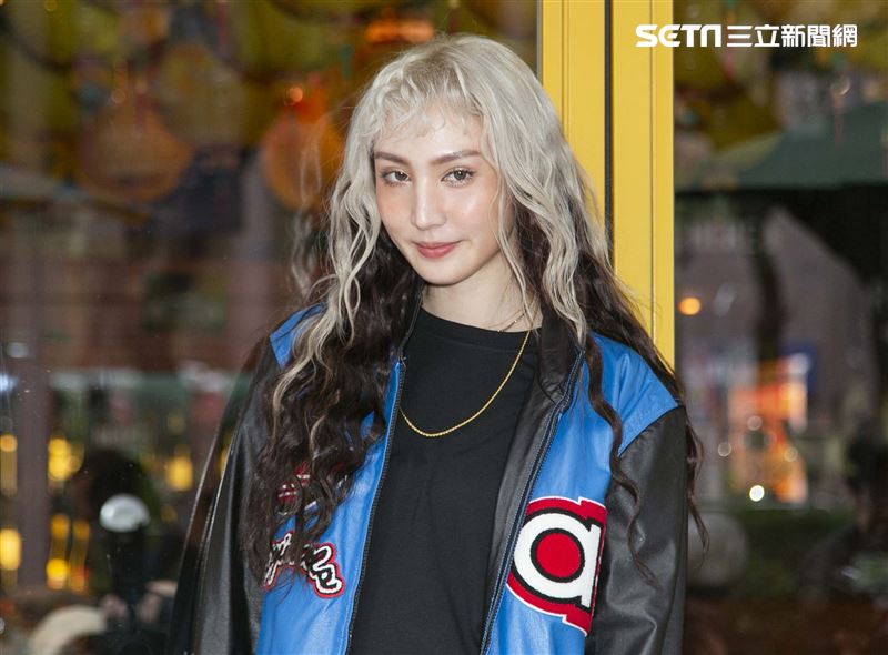 入圍金曲歌后呂薔發片。（圖／記者楊澍攝影）