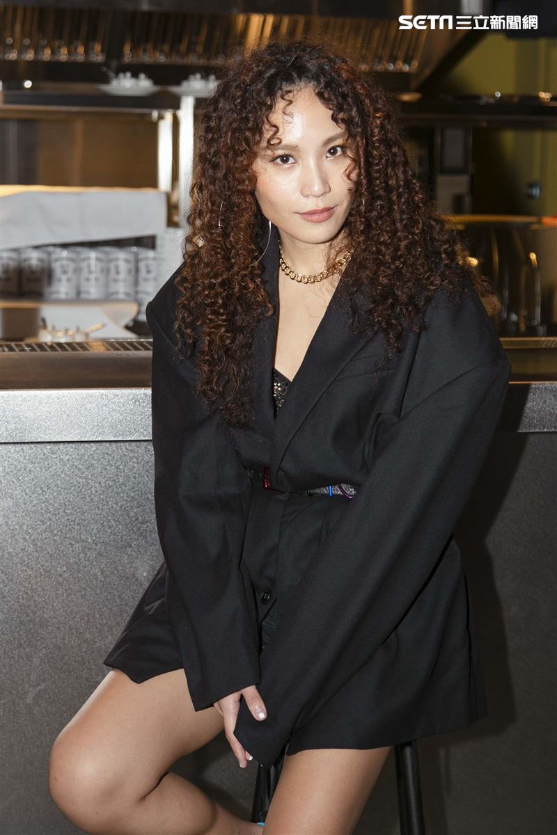 入圍金曲歌后呂薔發片。（圖／記者楊澍攝影）