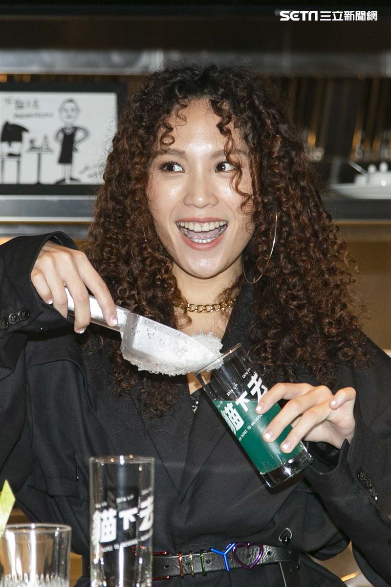 入圍金曲歌后呂薔發片。（圖／記者楊澍攝影）