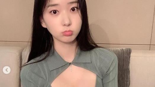 人妻套裝包緊緊　領口卻炸出白皙豪乳