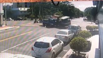 無號誌路口2車撞　消防狂剪車身搶救