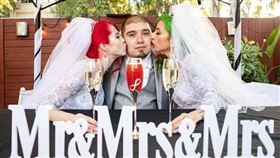 吉米與2名女友恰恰和桑姆在去年完婚。（圖／翻攝自instagram/polyam.us）