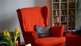 警方到場時，發現阿尼爾的屍體倒臥在椅子上，已經死亡6周。（圖／翻攝自西米德蘭茲郡警方）