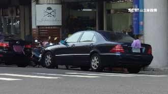 名車垃圾袋遮車牌躲紅單　風一吹栽了