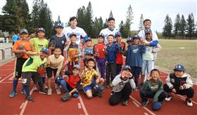 富邦悍將球星陳鴻文、陳凱倫和戴培峰前進澎湖。（圖／富邦悍將提供）