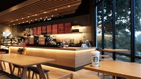 星巴克首座夢幻積木城堡門市泰安南門市位在泰安服務區內，成為國道打卡新景點。（圖／業者提供）