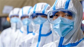 武漢遭感染醫護人員數恐破千中國湖北省武漢市自肺炎疫情爆發起，受感染的醫護人員數恐已破千。圖為武漢方艙醫院的醫護人員。（中新社提供）中央社  109年2月11日