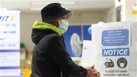 秋冬防疫專案將登場　8大類場所須戴口罩（1）因應全球COVID-19（2019冠狀病毒疾病，武漢肺炎）疫情再升溫，中央流行疫情指揮中心日前公布秋冬防疫專案，自12月1日起，民眾進出8大類場所須強制戴口罩。中央社記者王騰毅攝  109年11月30日