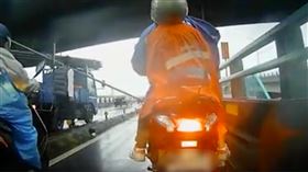 中興橋,鐵條,機車道,行車紀錄器,台北（圖／爆料公社）