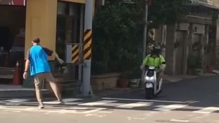 麥可上身　建材行男100秒熱舞過街