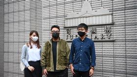 黃之鋒等眾志3子入獄  見證香港近十年社運興衰前香港眾志成員黃之鋒（右）、周庭（左）和林朗彥（中）2日被法院判處7至13.5個月不等的有期徒刑。他們從2012年「反國教」運動起，並肩作戰近10年，陪伴彼此的青春，也見證香港社運的興衰。圖為3人11月23日出庭前合照。（中通社提供）中央社  109年12月2日