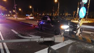 砰！BMW飛車自撞　車頭縮凹變深V