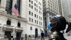 美股道瓊指數  創33年來最佳單月表現美股當地時間30日收黑，但道瓊工業指數11月累計漲幅接近12%，創下1987年1月以來最佳單月表現。圖為紐約證券交易所與對街的大無畏女孩銅像。中央社記者尹俊傑紐約攝  109年12月1日