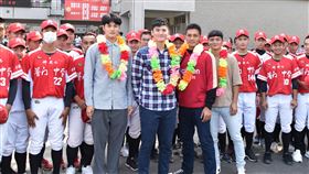 ▲普門4帥馬傑森、楊鈺翔、馬鋼、劉貴元回饋母校捐球具。（圖／米馬力運動經紀提供）