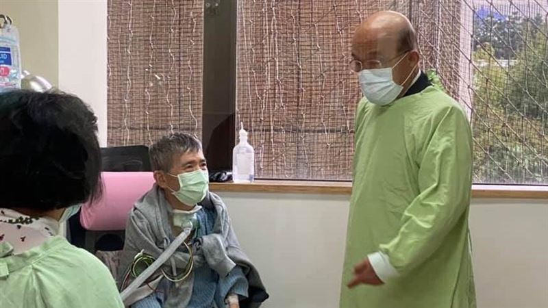 蘇貞昌探視蔡啟芳　反受拜託處理他