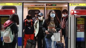 秋冬防疫專案啟動　8大類場所應戴口罩（1）秋冬防疫專案1日啟動，民眾進入「醫療照護、大眾運輸、生活消費、教育學習、觀展觀賽、休閒娛樂、宗教祭祀、洽公」8大類場所應戴口罩。圖為民眾搭捷運配戴口罩。中央社記者謝佳璋攝　109年12月1日