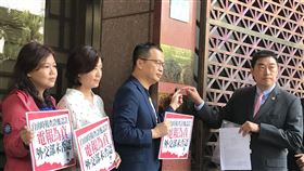 ▲國民黨文傳會主委王育敏、革實院院長羅智強、北市議員游淑慧，赴台北地檢署對蘇嘉全、蘇震清提告誣告。（圖／記者楊佩琪攝）