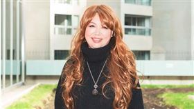 ▲加拿大華裔護士李淑秋現身領取15.4億大獎。（圖／取自Lotto Max推特）