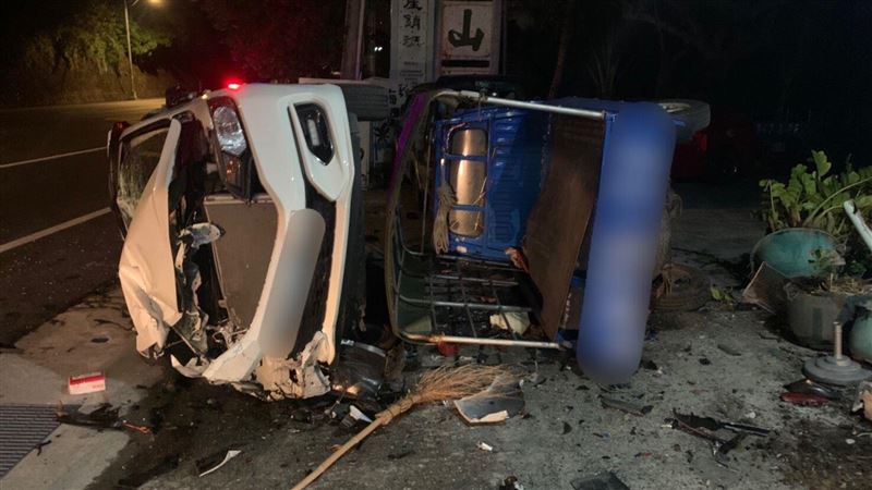 台東轎車高速衝撞小貨車　疑機械故障