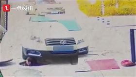人孔蓋冒出一顆頭！遭車「直接輾過去」　警認都有錯網傻眼（圖／翻攝自蘇州日報微博）