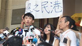 港梁頌恆游蕙禎  申請上訴被拒香港青年新政的梁頌恆（正面左1）和游蕙禎（左2）就議員資格案向終審法院提出上訴申請，但終院25日拒絕兩人的申請許可，兩人確定失去香港立法會議員資格。中央社記者張謙香港攝　106年8月25日