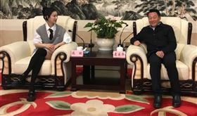 薇婭,帶貨女王,會談,領導,穿著,翹腳,網友