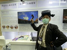 高醫體系則設計遊戲程式，如古早養雞情境的VR懷舊治療。大同醫院院長黃志富，更親自示範如何使用，相當逗趣。（圖／記者簡浩正攝影）