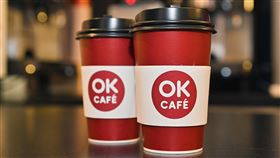 搶攻黑金商機，超商攜手國際咖啡師把關導入莊園級現煮拿鐵、美式。（圖／業者提供）