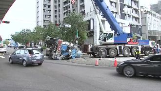 扭力桿斷裂！預拌混凝土車迴轉傾倒